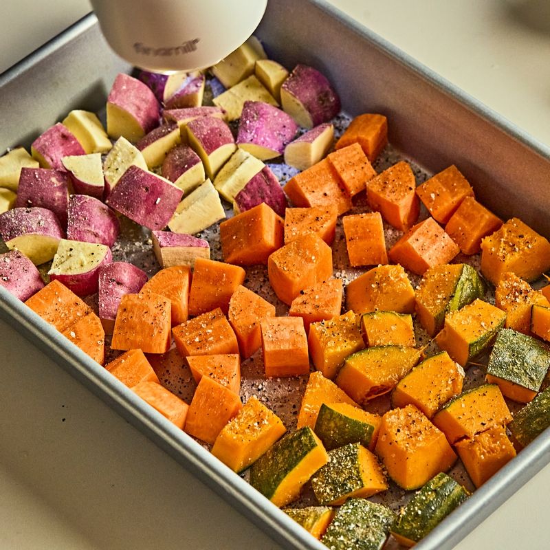 오븐 트레이에 손질한 채소를 담고 올리브오일, 소금, 후추, 설탕, 시나몬 파우더를 뿌려 180도 예열한 오븐에 넣고 30분간 구워주세요. (tip. 삶은 병아리콩 한줌 은 따로 빼두었다가 같이 구우면 다채로운 식감으로 즐길 수 있어요)