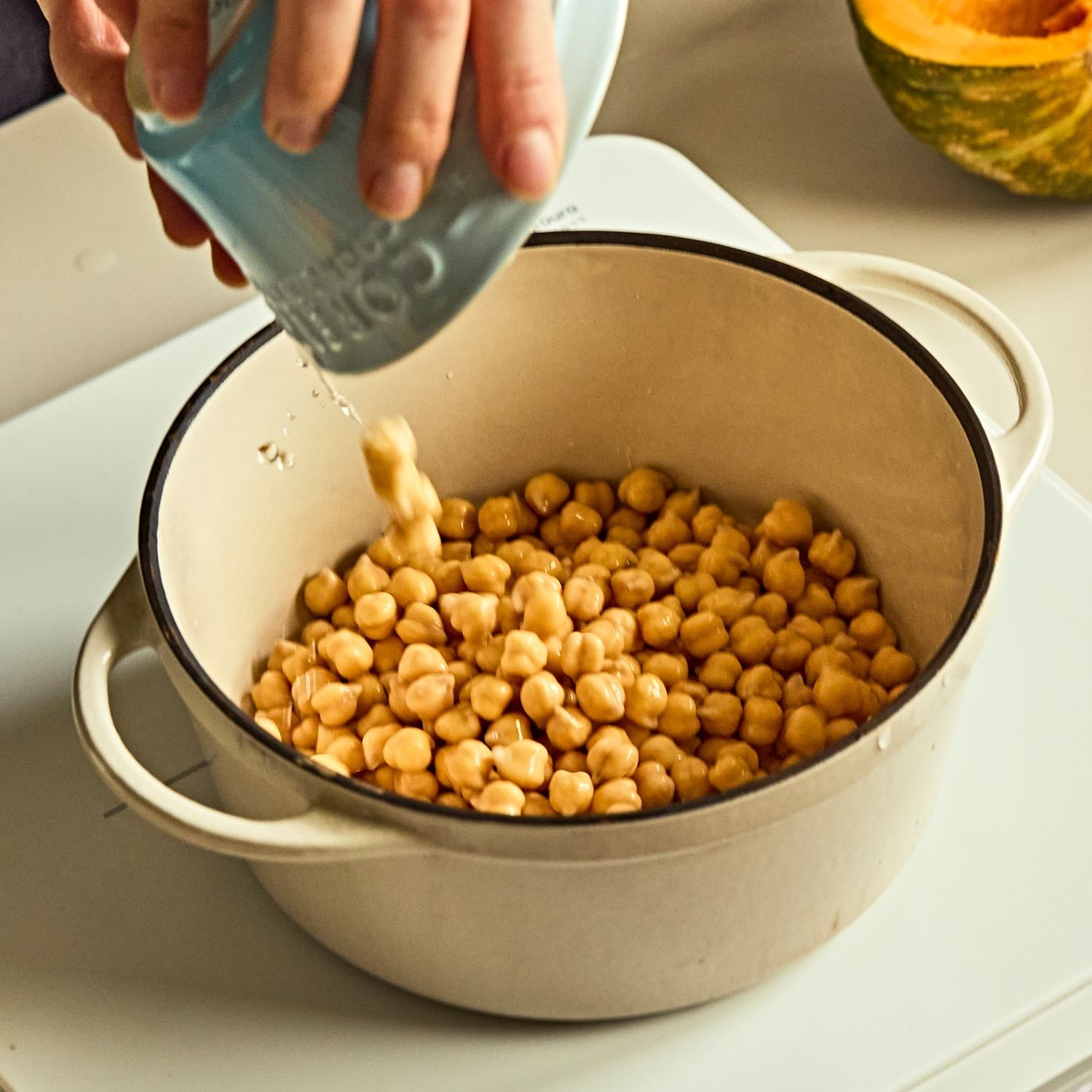 병아리콩은 6시간 이상 불린 후 병아리콩의 두 배 정도의 물을 붓고 소금 1큰술을 넣어 15~20분 정도 삶아주세요. 
