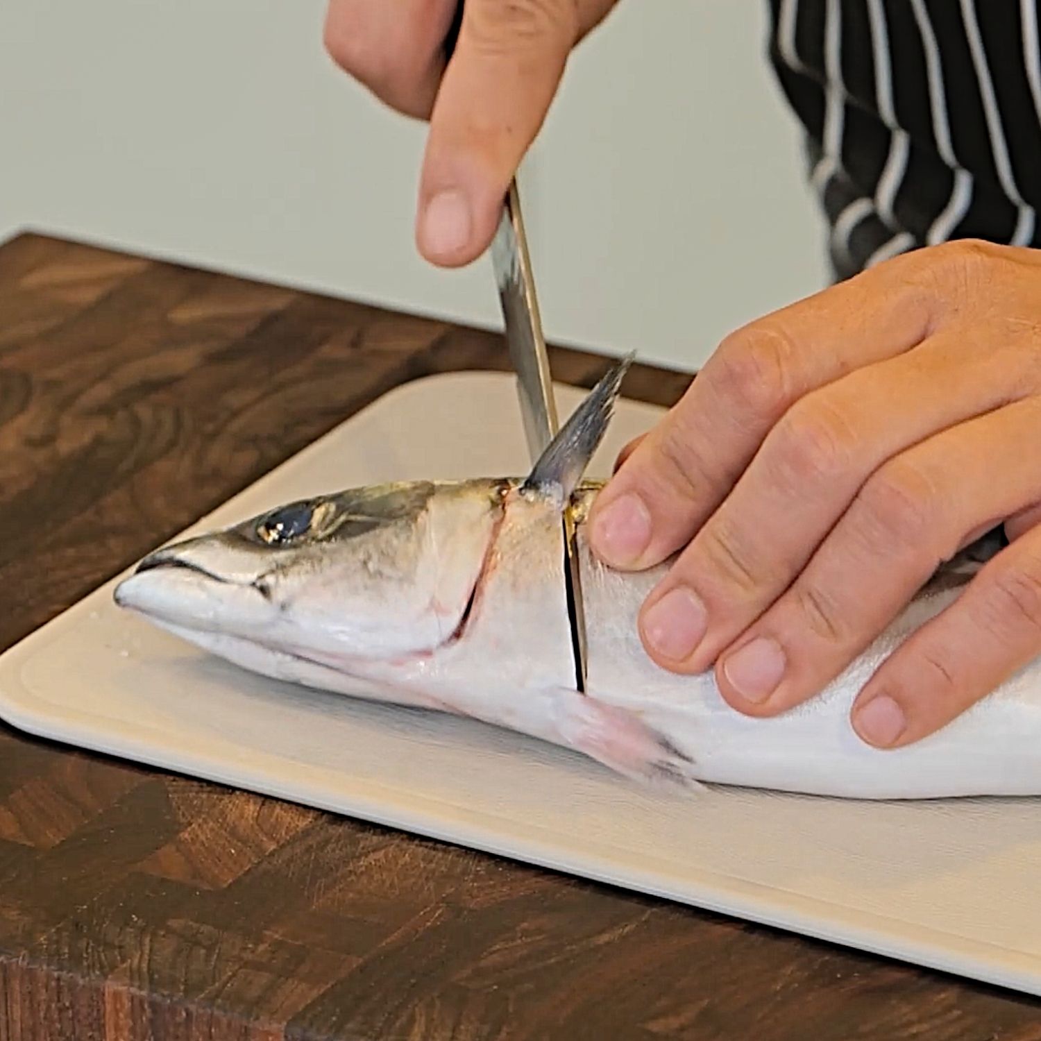 선도 좋은 고등어를 고른 후, 내장과 아가미를 제거한 뒤, 배지느러미와 밑지느러미를 잘라내고 안쪽까지 긁어 깨끗하게 헹궈주세요.
(tip. 손질 과정에서 비린내의 대부분이 제거됩니다)