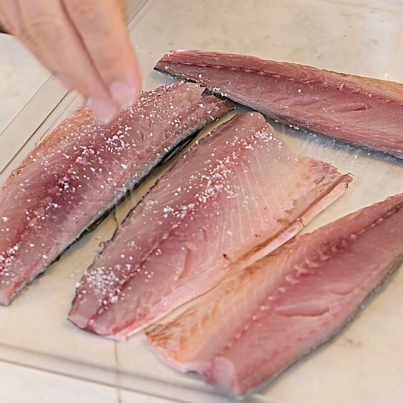 입자가 고운 소금으로 간을 하고, 붉은 살 부분의 지방층에만 얕게 칼집을 넣어주세요. 흰 후추를 넉넉히 뿌려주세요.
(tip. 굵은 소금은 생선에 잘 붙지 않아 고운 소금으로 써주시는게 좋아요)