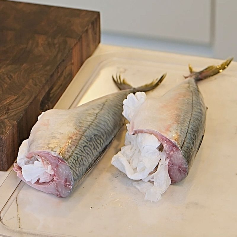 키친타월로 고등어 안팎의 수분을 완전히 닦아주세요. 자연산 고등어는 수분이 많아 이 단계가 특히 중요해요.