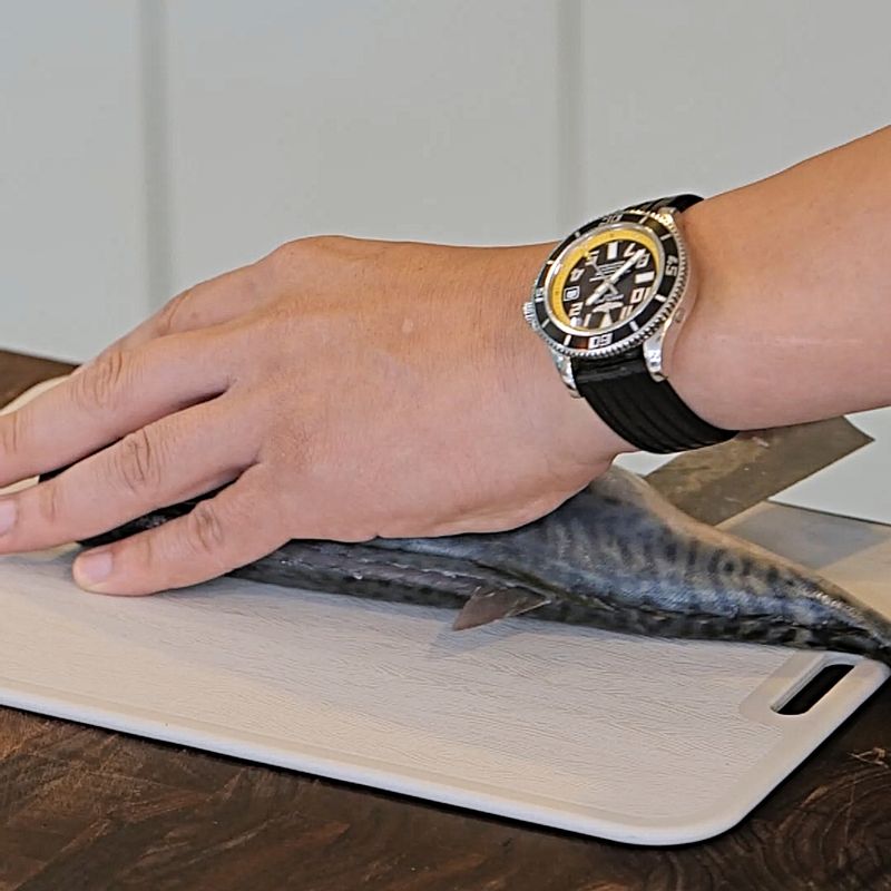 등뼈와 연결되지 않은 가운데 잔뼈를 제거해 주세요.
(tip. 가운데 잔뼈를 제거하면 먹기 편하고 비린내도 줄일 수 있습니다)