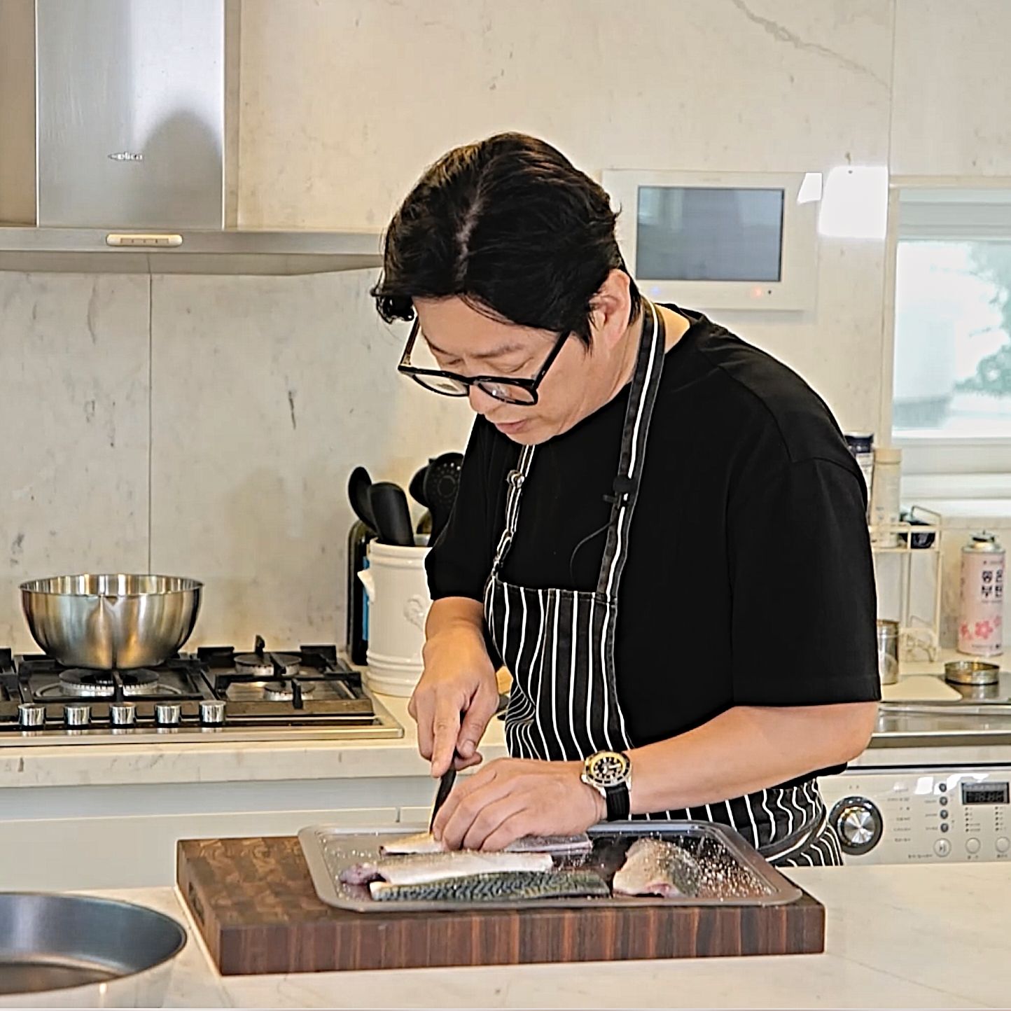 고등어 굽는 법을 위한 재료 이미지로 고등어,고운 소금,흰 후추,올리브오일 등으로 구성 되어있습니다.