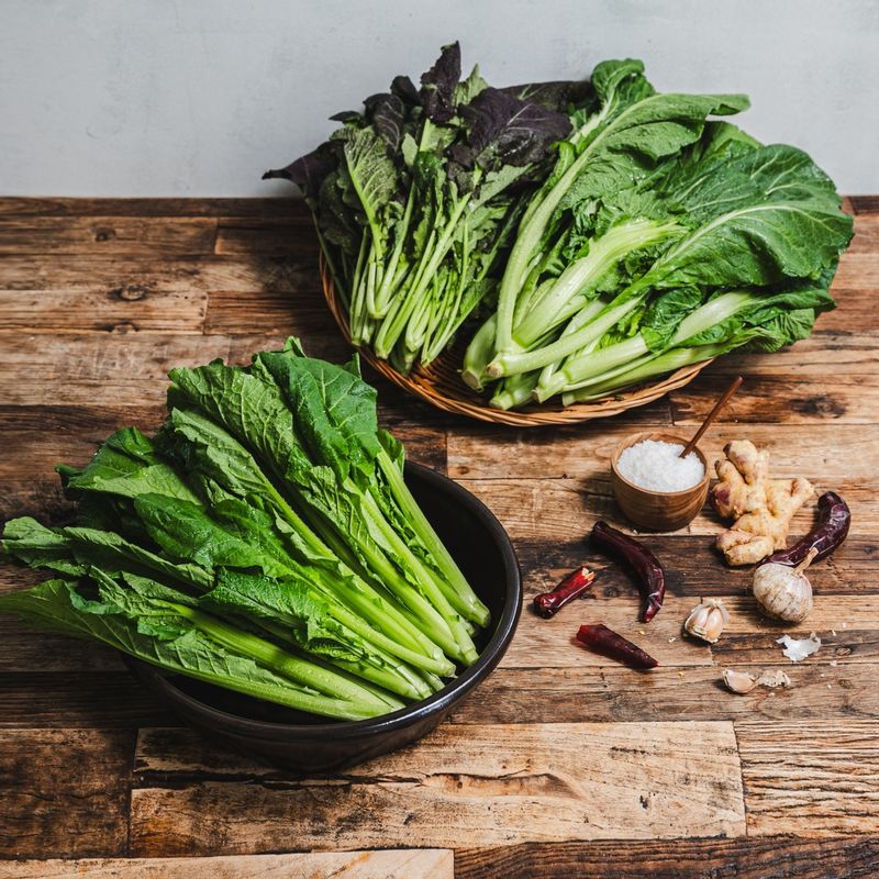 갓김치을 위한 재료 이미지로 갓,굵은 소금,물,쪽파,고춧가루 등으로 구성 되어있습니다.