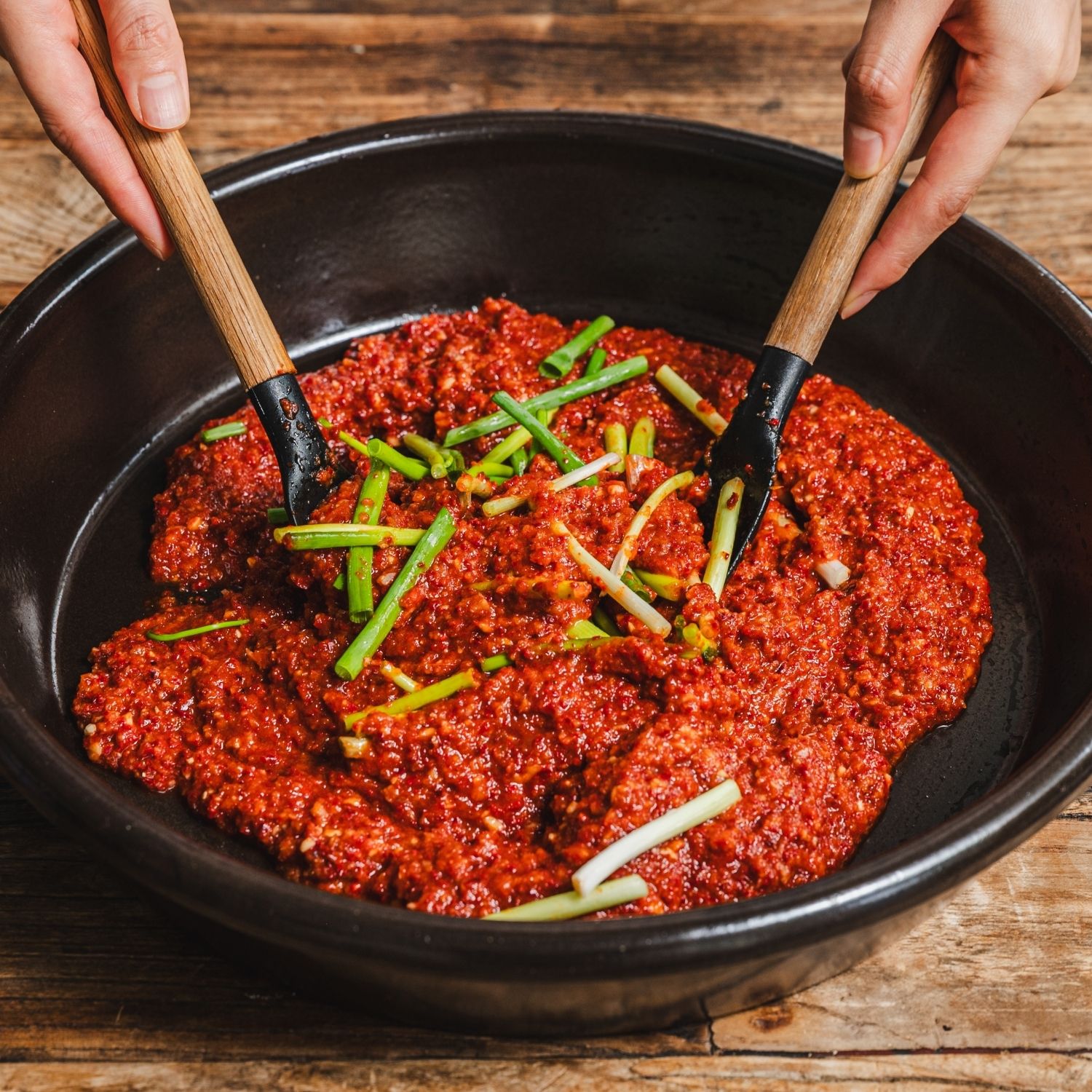 섞어 둔 양념에 쪽파를 넣어 버무린 후, 갓을 2~3포기씩 넣고 양념을 고루 버무려주세요. (tip. 손끝으로 살살 무쳐야 갓의 아삭함이 유지돼요)
