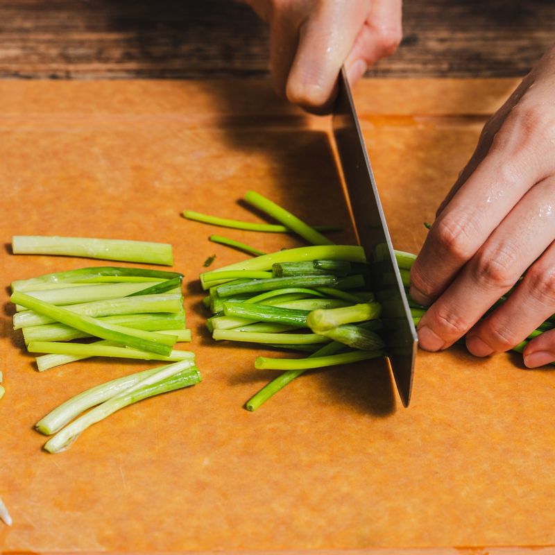 쪽파는 6cm 길이로 잘라주세요.