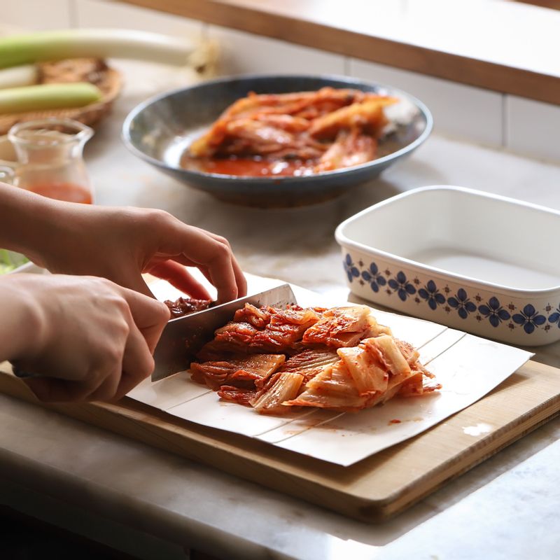 배추김치와 두부는 먹기 좋게 썰고, 대파는 어슷하게 썰어 주세요