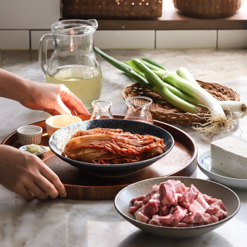 ๋ผ์ง๊ณ ๊ธฐ ๊น์น์ฐ๊ฐ์ ์ํ ์ฌ๋ฃ ์ด๋ฏธ์ง๋ก ๋ผ์ง๊ณ ๊ธฐ(์๋ค๋ฆฌ์ด ๋๋ ๋ชฉ์ด),๋ฐฐ์ถ๊น์น,๋๋ถ,๋ํ ๋ฑ์ผ๋ก ๊ตฌ์ฑ ๋์ด์์ต๋๋ค.