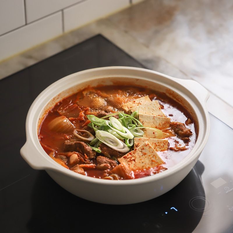 두부와 대파를 넣고 2분 정도 더 끓이다가 불을 꺼주세요.