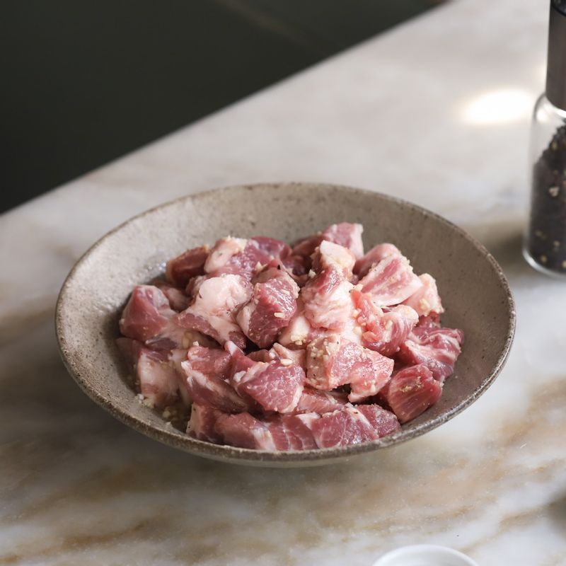 돼지고기는 먹기 좋게 썰어 고기양념에 밑간하여 15분 정도 재워주세요.