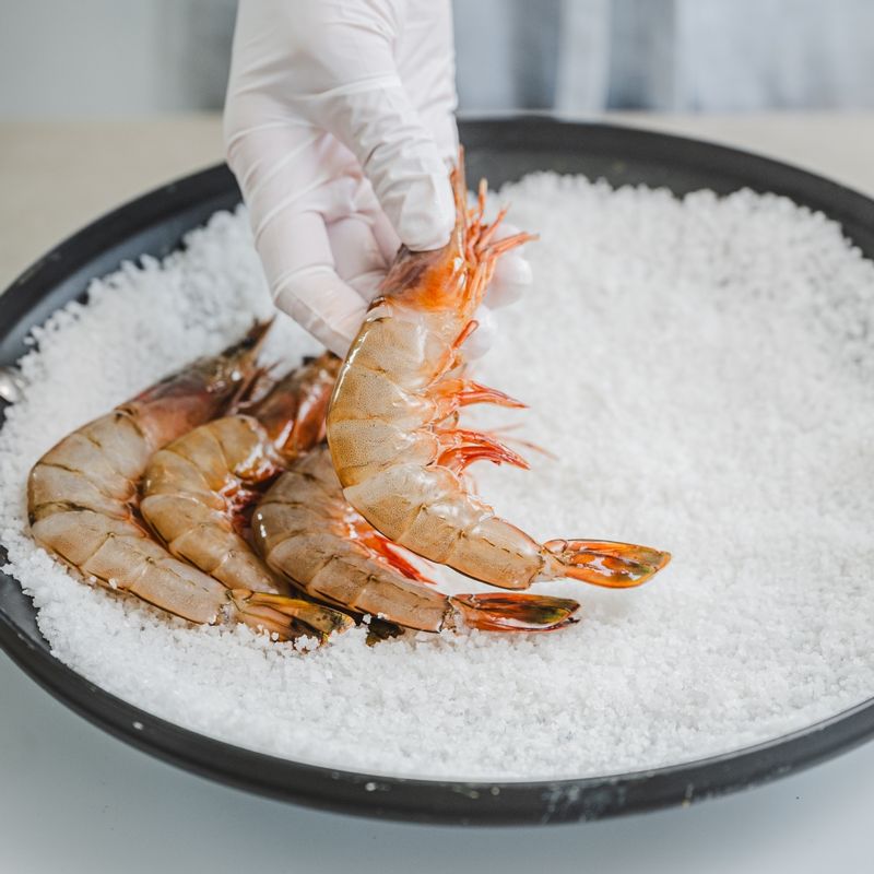 대하는 깨끗이 씻어 물기를 제거해주세요. 팬(또는 오븐 팬)에 굵은소금을 1cm 두께로 깔고 예열 후 대하를 올려주세요. 중불에서 15분 정도 익혀주세요
(tip. 비린내가 걱정되면 청주를 살짝 뿌려 5분 정도 두면 비린내가 제거된답니다)