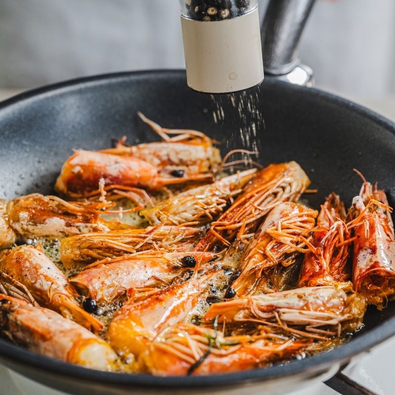 생타임을 곁들이며 앞뒤로 노릇하게 구워 향을 입혀주세요.