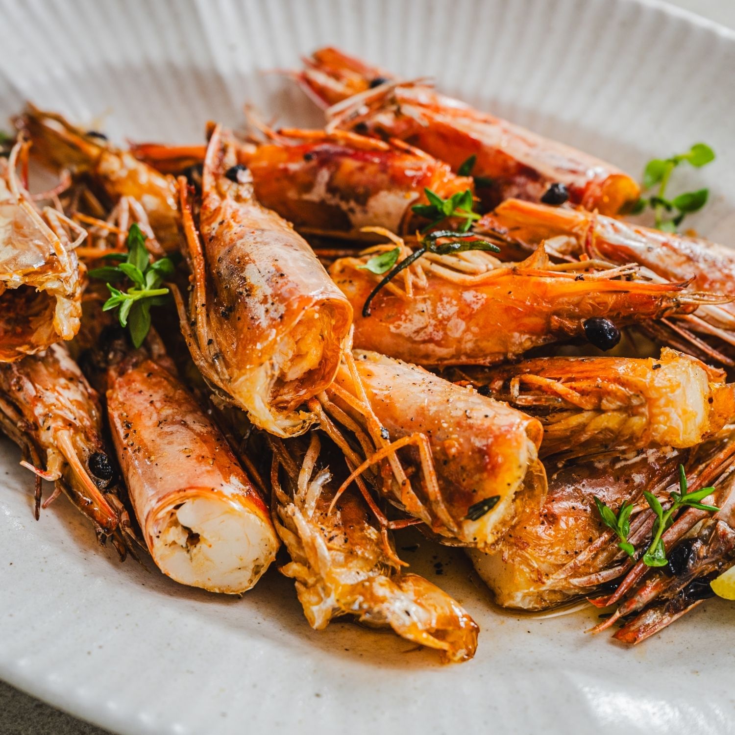 기호에 따라 레몬즙을 살짝 뿌려 마무리해주세요.