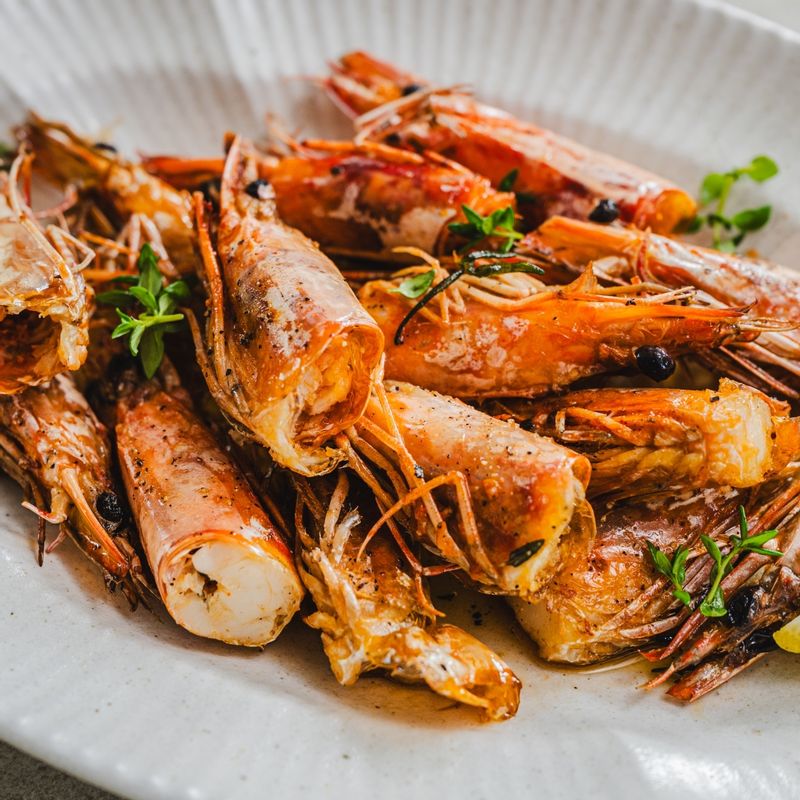 기호에 따라 레몬즙을 살짝 뿌려 마무리해주세요.