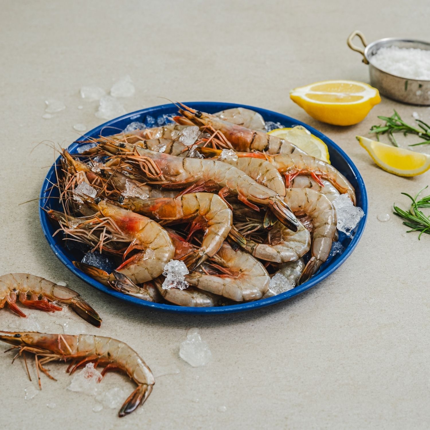 대하머리 버터구이을 위한 재료 이미지로 (소금구이 후 남은)대하머리,허브버터,생타임,소금, 후춧가루,레몬즙 등으로 구성 되어있습니다.