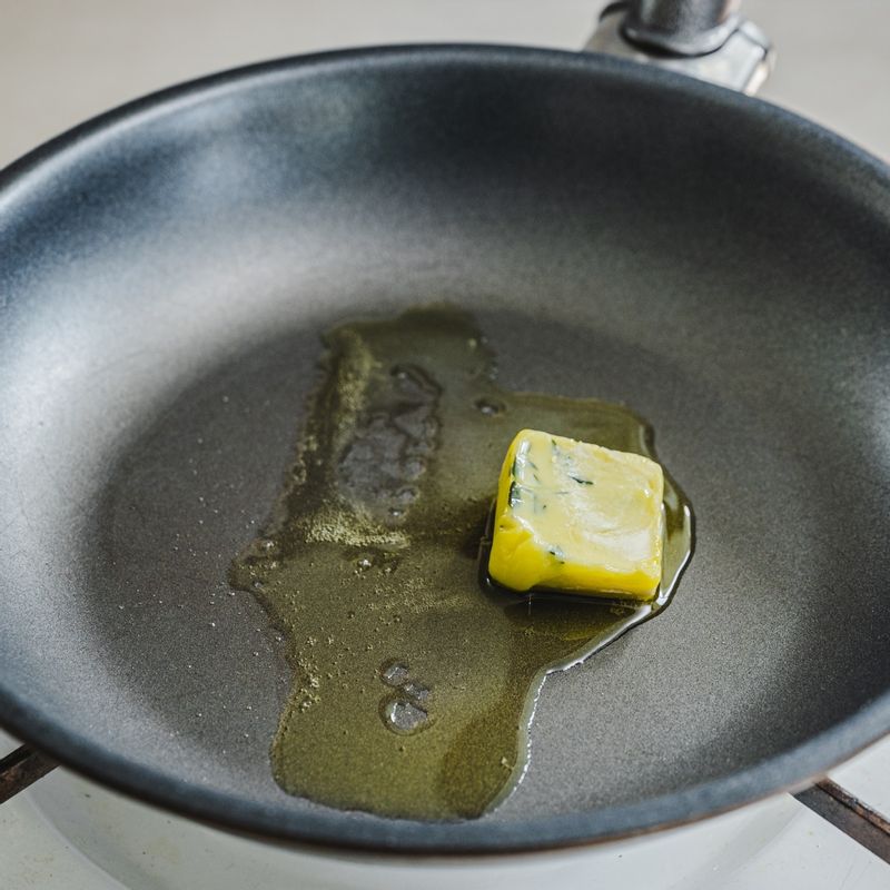 팬을 중불로 달군 뒤 허브버터를 넣고 녹으면 대하머리를 올려주세요.