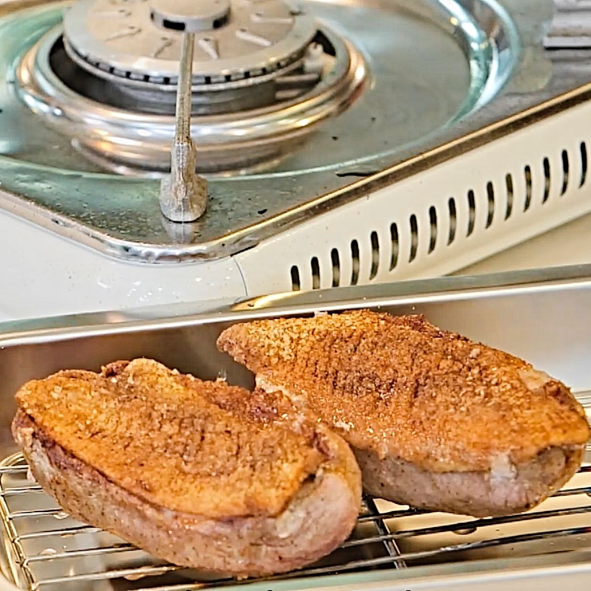 조리가 끝난 오리를 페이퍼 타월 위에서 2~3분 휴지시켜 준 후, 먹기 좋은 크기로 썰어 맛있게 즐겨주세요.