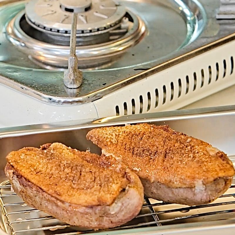 조리가 끝난 오리를 페이퍼 타월 위에서 2~3분 휴지시켜 준 후, 먹기 좋은 크기로 썰어 맛있게 즐겨주세요.