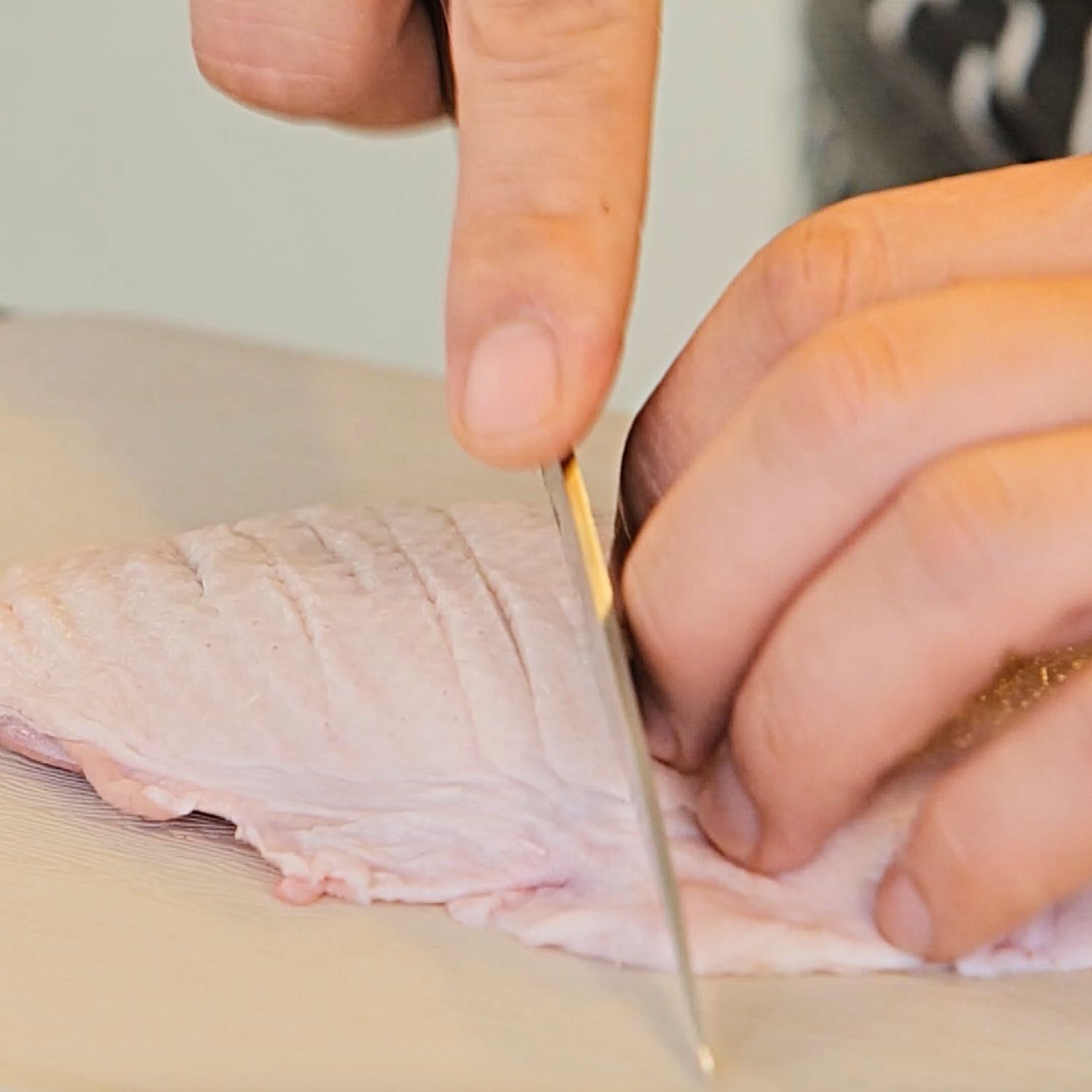 오리 껍질과 속살에 붙은 수분을 페이퍼 타월로 완전히 제거해 주세요.
(tip. 수분 제거는 냄새를 잡고 맛을 깨끗하게 해줘요)

질길 수 있는 근막은 제거해 주고, 껍질 쪽에만 칼집을 얕게 넣어주세요.
(tip. 껍질과 살 사이의 기름이 자연스럽게 녹아 나오게 해줘요. 살까지 칼집이 들어가면 육즙이 빠져 퍽퍽해져요)