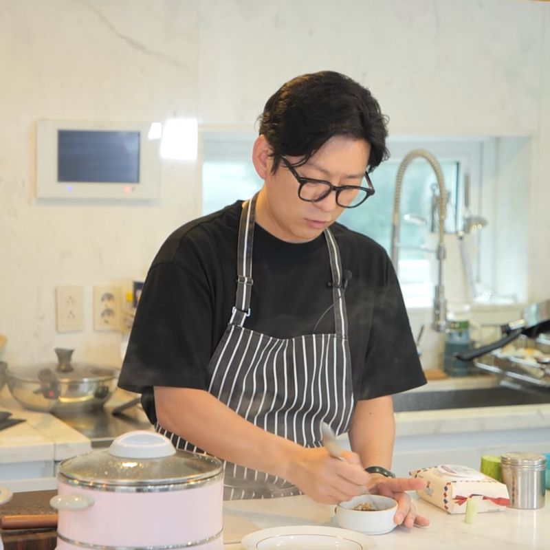 오리고기 굽는 법을 위한 재료 이미지로 오리고기,소금,흰 후추,퓨어 올리브오일 등으로 구성 되어있습니다.