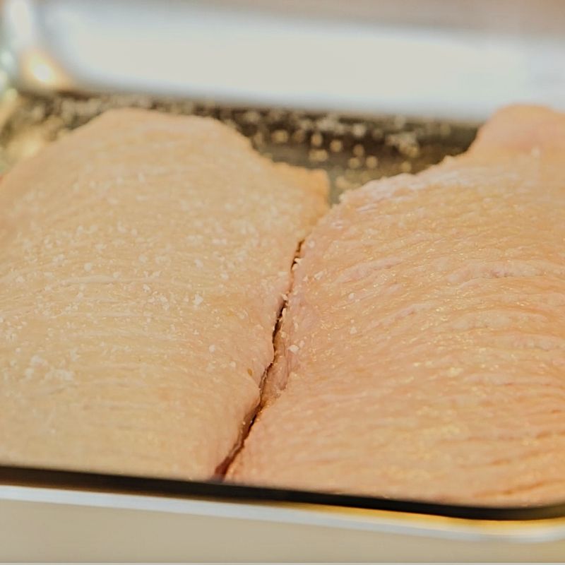 소금, 후추를 넉넉하게 뿌려 밑간해 주세요.