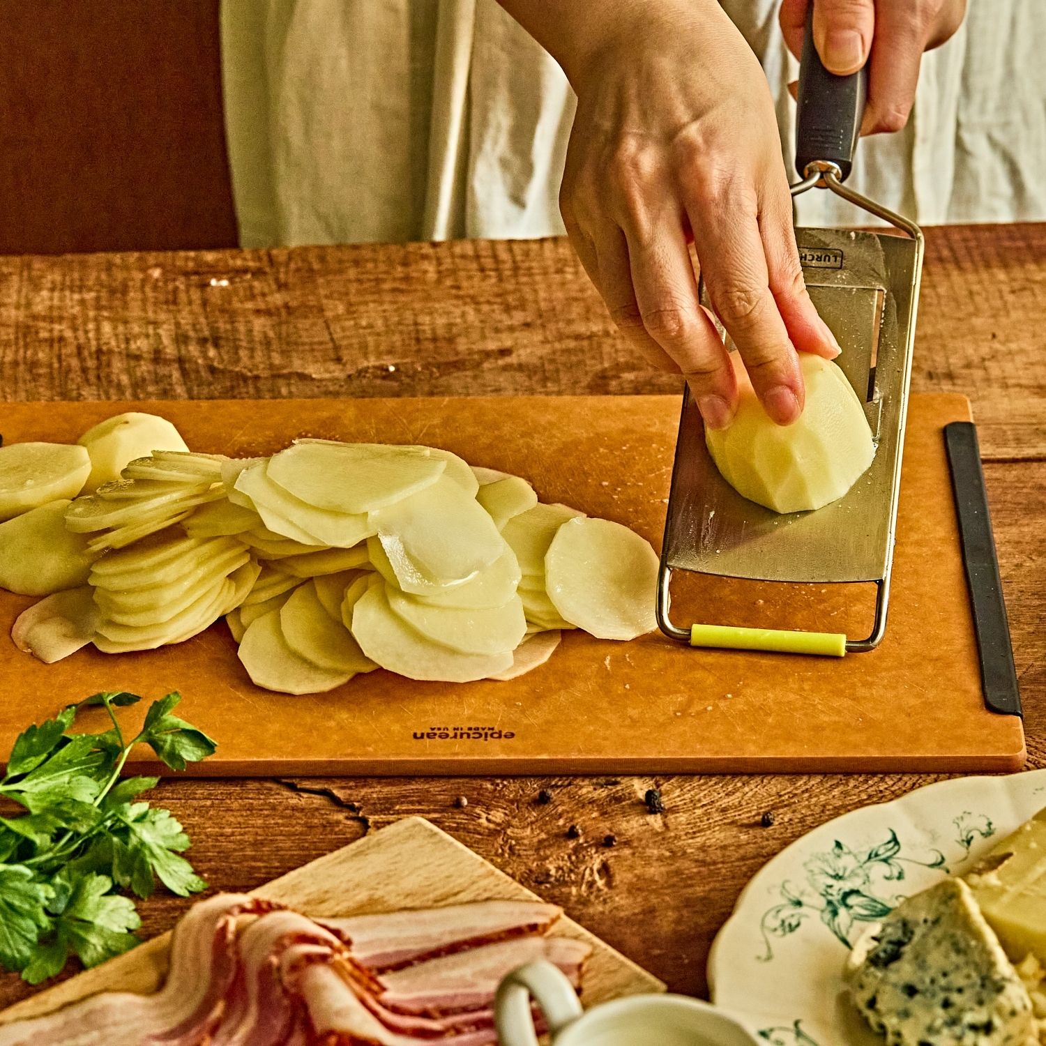 감자는 껍질을 벗겨 슬라이서로 얇게 썰어주세요. 
