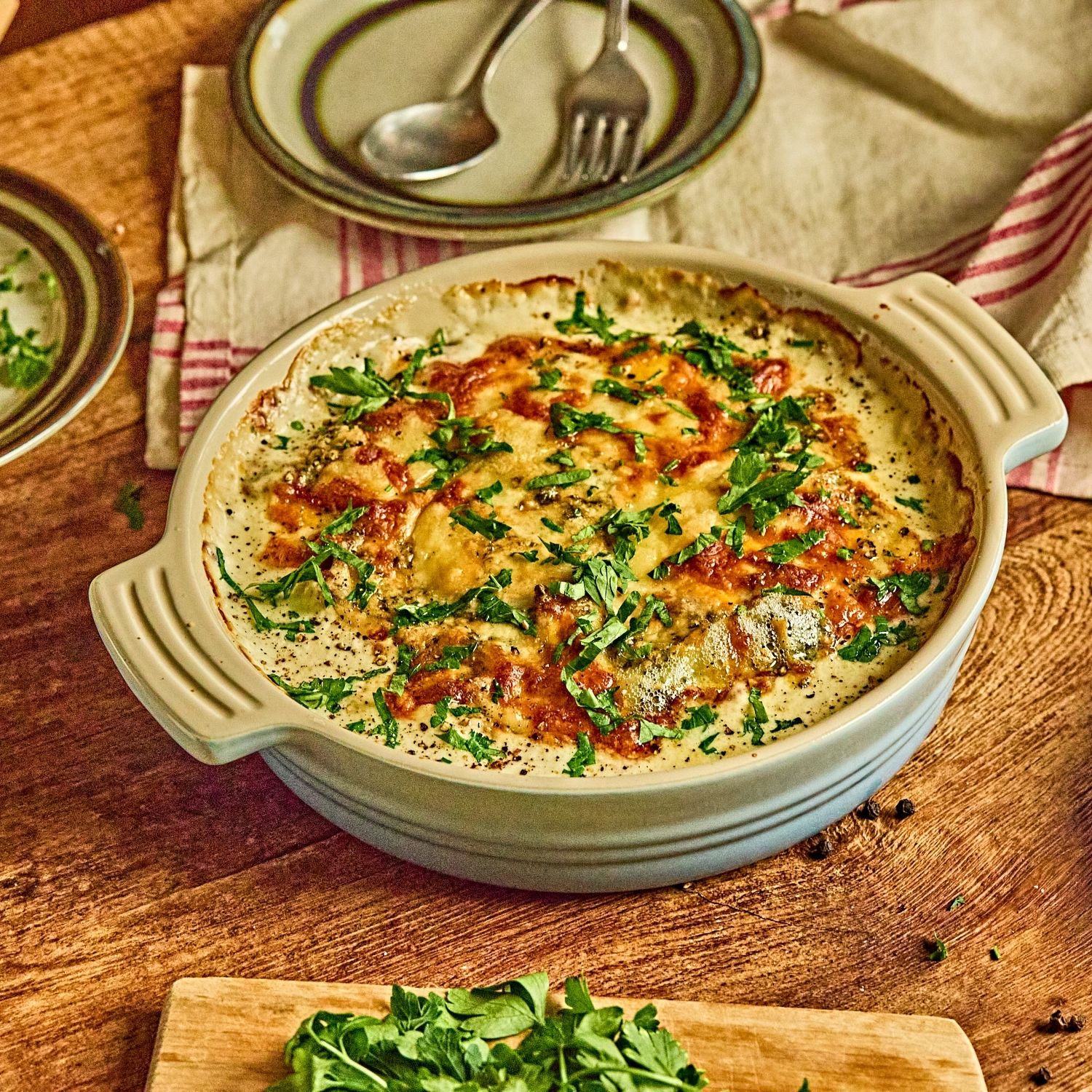 완성된 그라탕에 다진 파슬리를 뿌려 맛있게 즐겨주세요. 
