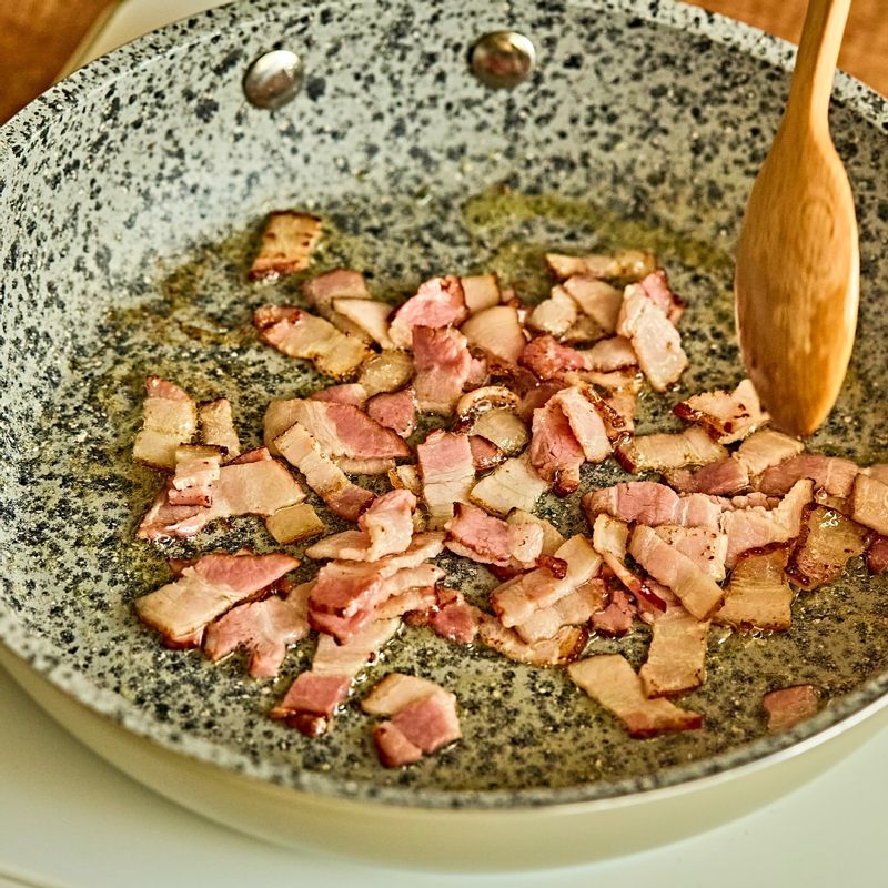 달군팬에 베이컨을 볶은 후 접시에 덜어놓고, 올리브오일을 두르고 양파를 갈색이 나도록 볶아주세요. 소금 후추로 간을 해주세요. (tip. 로즈마리를 넣어 볶아주면 더욱 향긋해요)