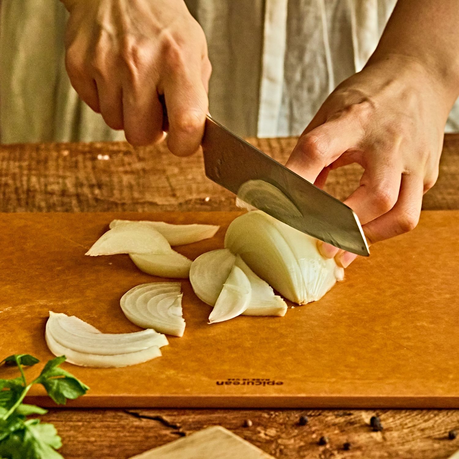 양파는 채를 썰어주세요. 베이컨은 1센치 두께로 썰어주세요. 