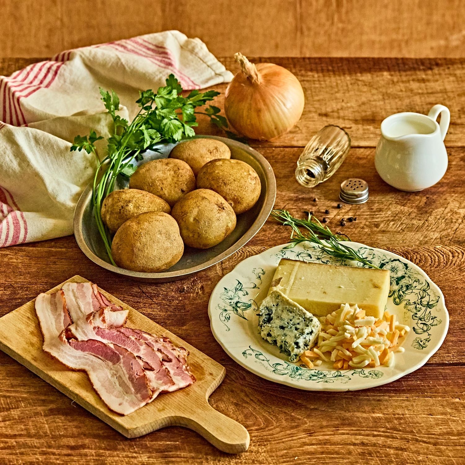 감자치즈그라탕을 위한 재료 이미지로 감자,양파,베이컨,생크림,치즈 (모짜렐라, 체다, 고르곤졸라 등) 등으로 구성 되어있습니다.