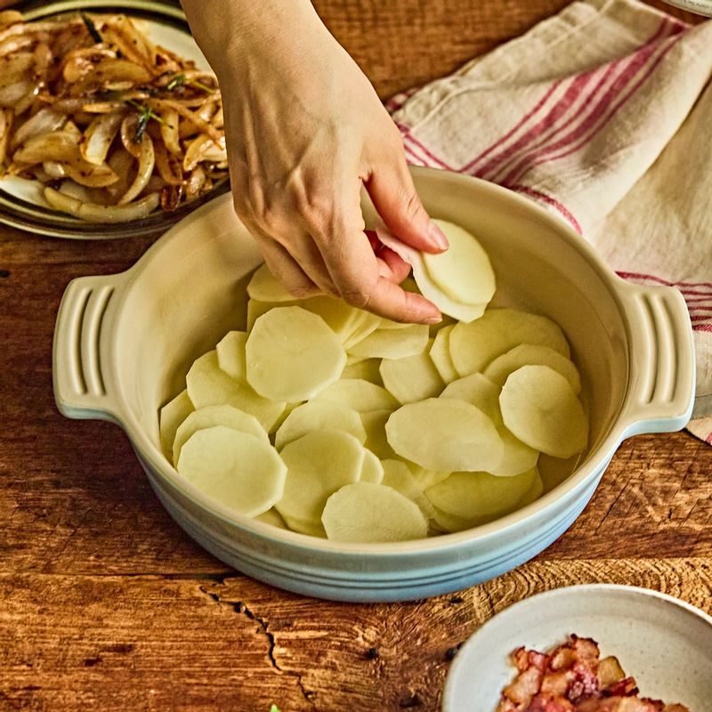 오븐용기에 올리브오일을 두른 후 감자 - 볶은양파 - 베이컨 - 생크림 순으로 반복해서 2번 쌓아주세요.
