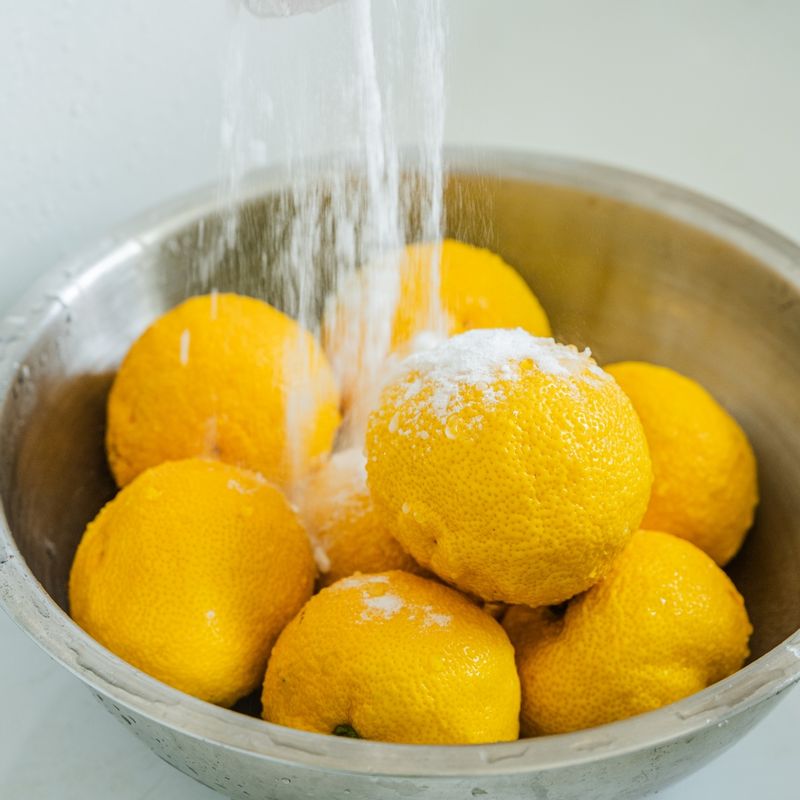 유자는 깨끗이 씻어 베이킹소다로 문질러 껍질의 기름기를 제거한 뒤 물기를 닦아주세요.