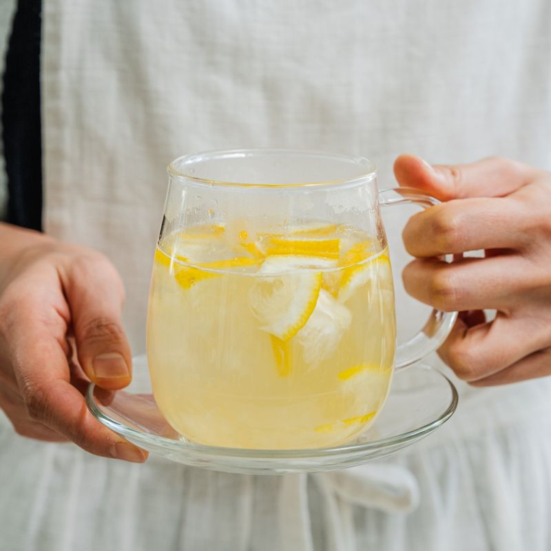 잘 저어 유자껍질이 골고루 섞이게 한 후 따뜻하게 즐겨주세요.
(따뜻할 때는 감기 예방용으로, 냉수에 섞으면 상큼한 유자에이드로도 좋답니다)