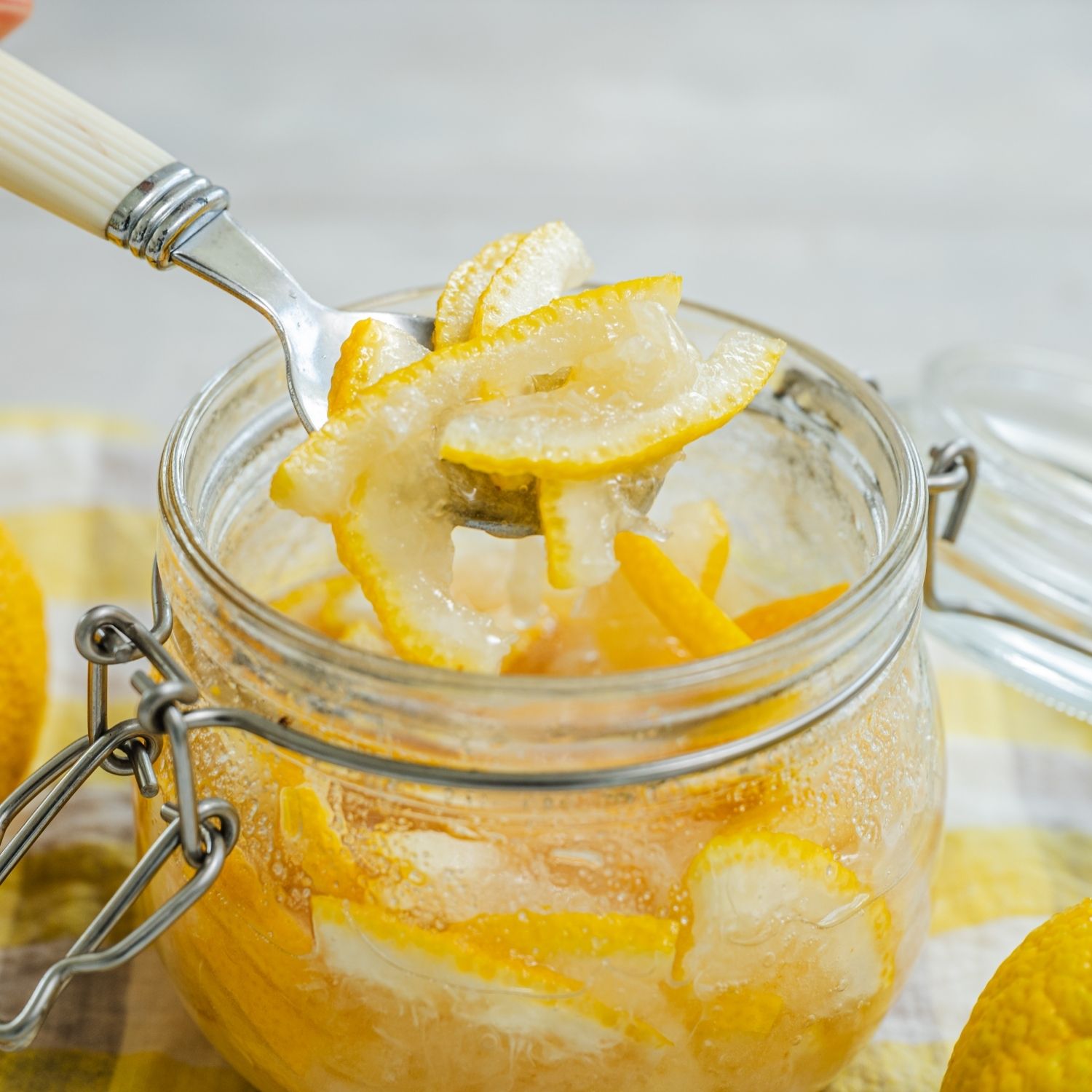 컵에 유자청을 넣고 뜨거운 물을 부어주세요.