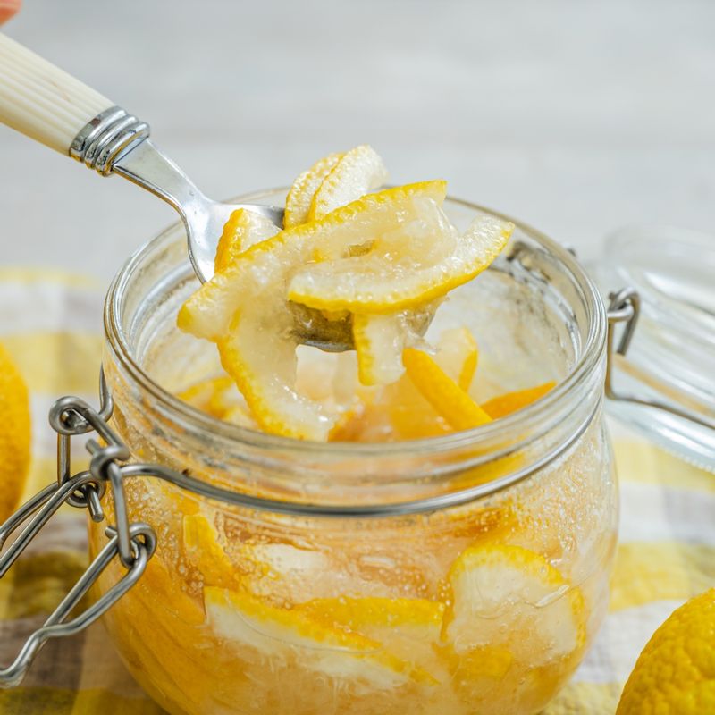 컵에 유자청을 넣고 뜨거운 물을 부어주세요.