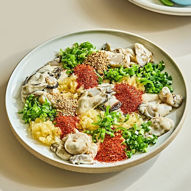 통깨와 고춧가루를 중간 중간 올려주세요.