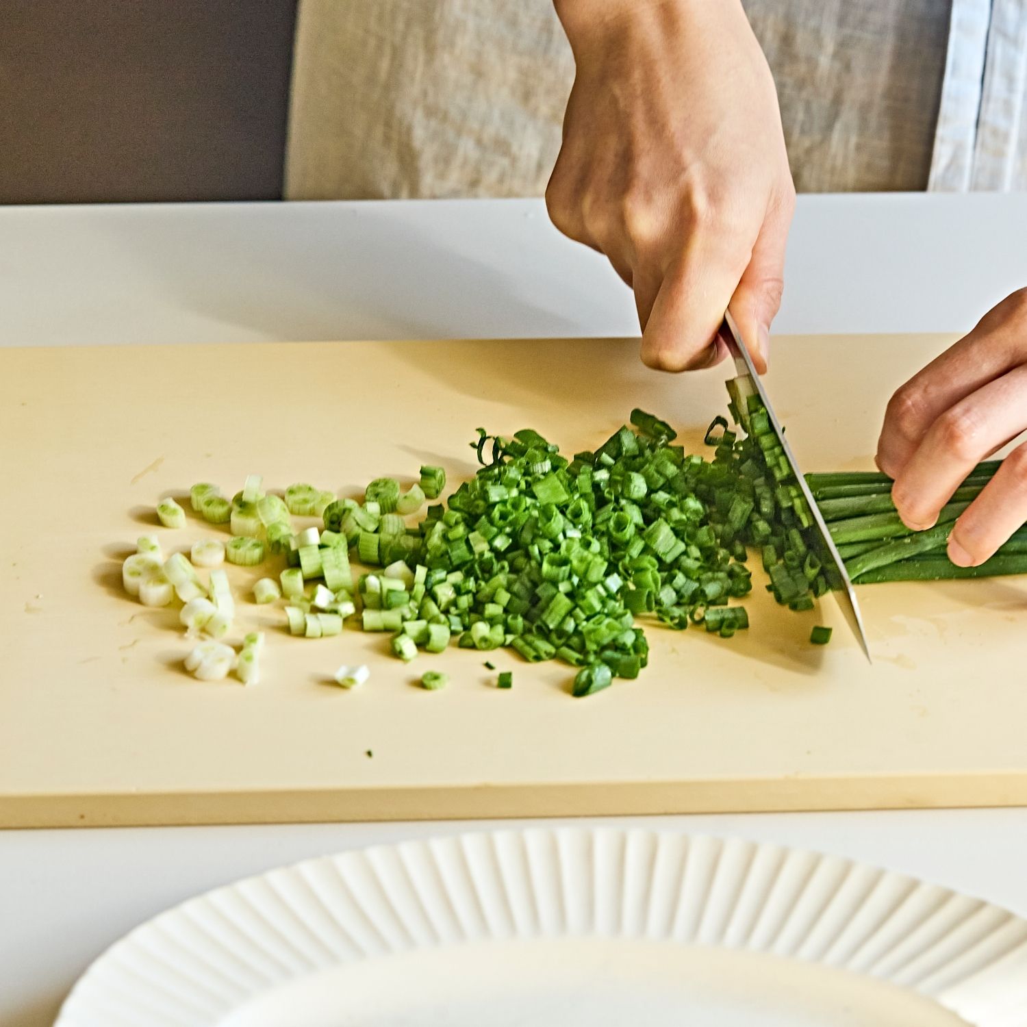 쪽파는 송송 썰고 청양고추는 반으로 갈라 송송 썰어주세요.