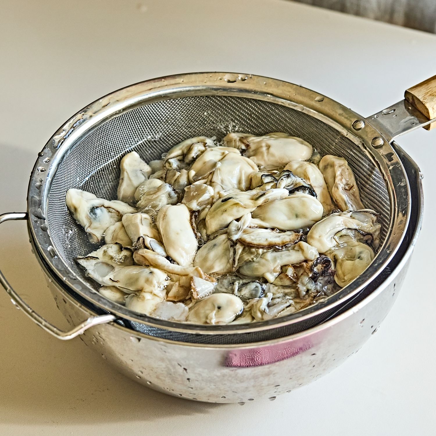 생굴은 소금물에 흔들어 씻은 후 흐르는 물에 깨끗하게 씻어 물기를 빼주세요. 접시에 보기 좋게 담아주세요.