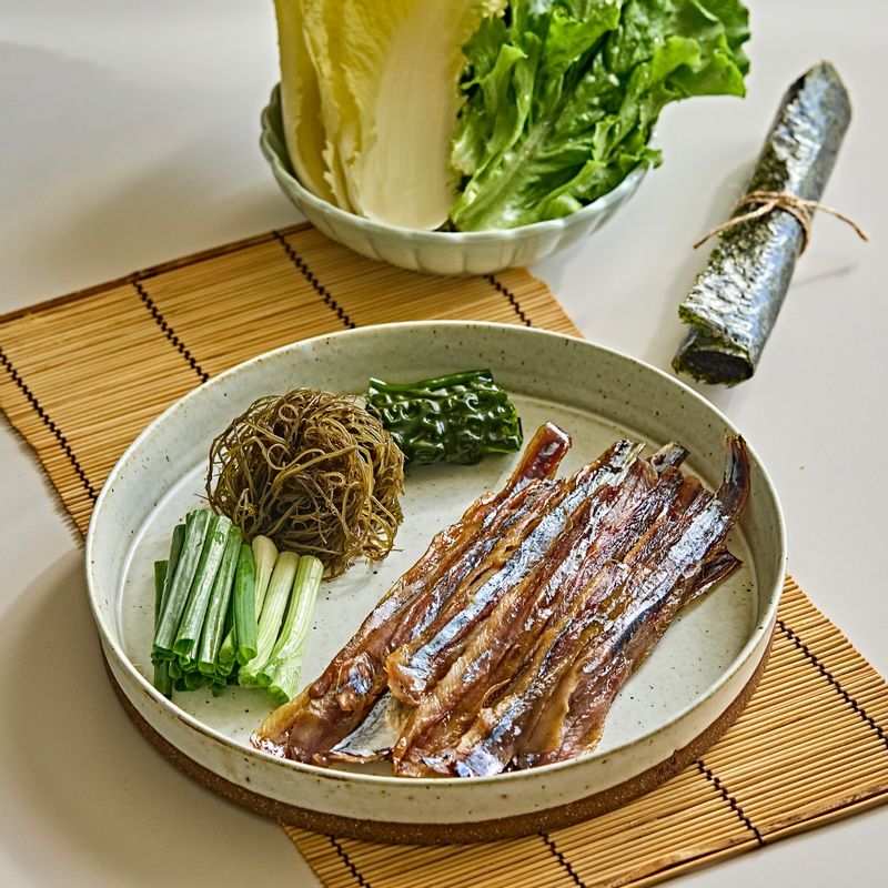 과메기 김밥 을 위한 재료 이미지로 밥,김밥용 김,꼬시래기,배추속잎,쌈배추(또는 봄동) 등으로 구성 되어있습니다.