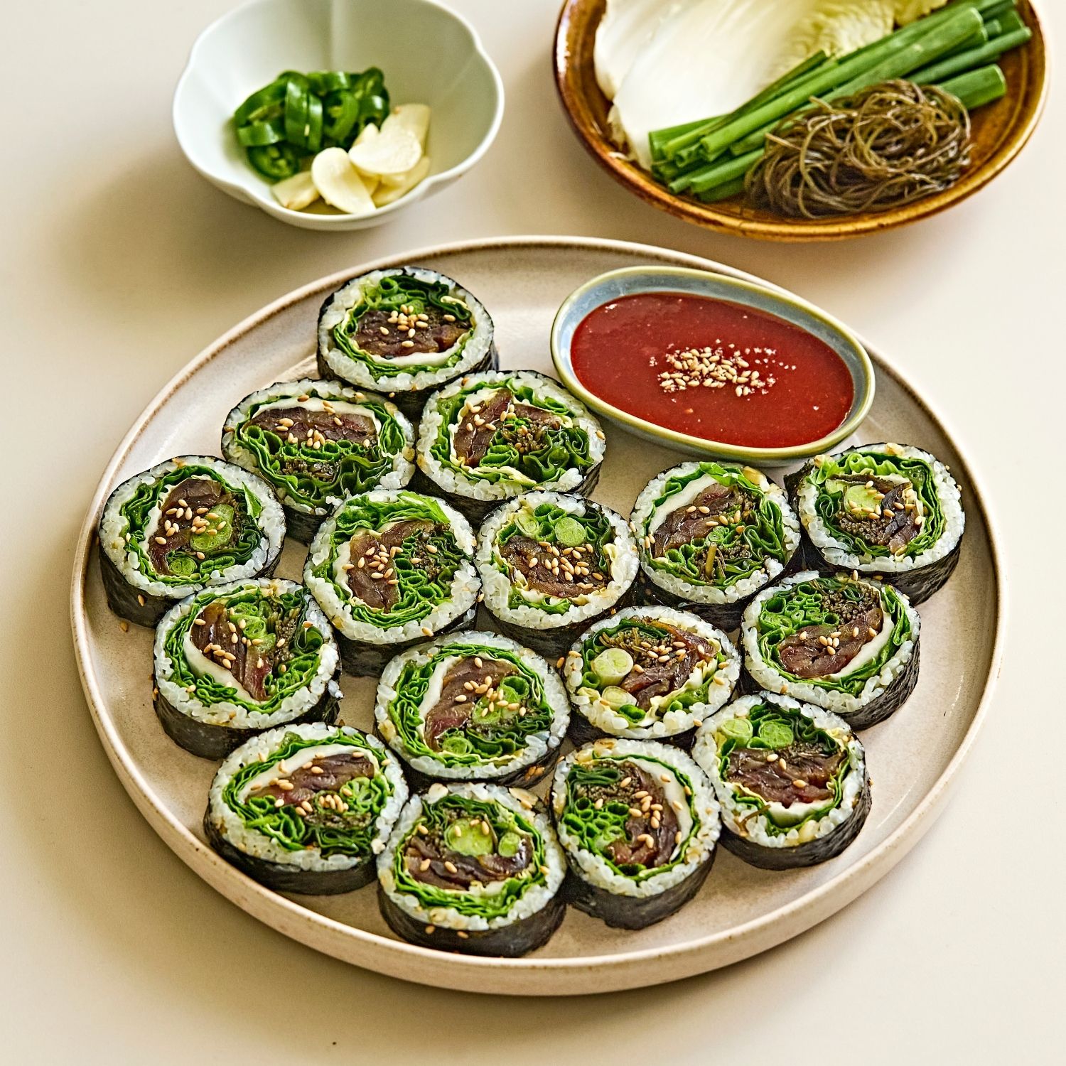 칼에 참기름을 묻혀 썰고, 접시에 보기 좋게 담아주세요. 초고추장을 곁들여 맛있게 즐겨주세요.