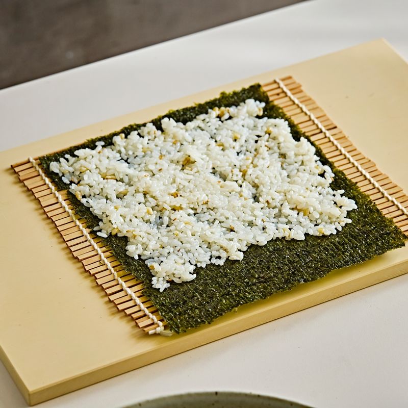 김밥 김 위에 밥을 얇게 펼쳐주세요.
(tip. 밥은 얇게 펼수록 김밥이 단단하게 잘 말려요)