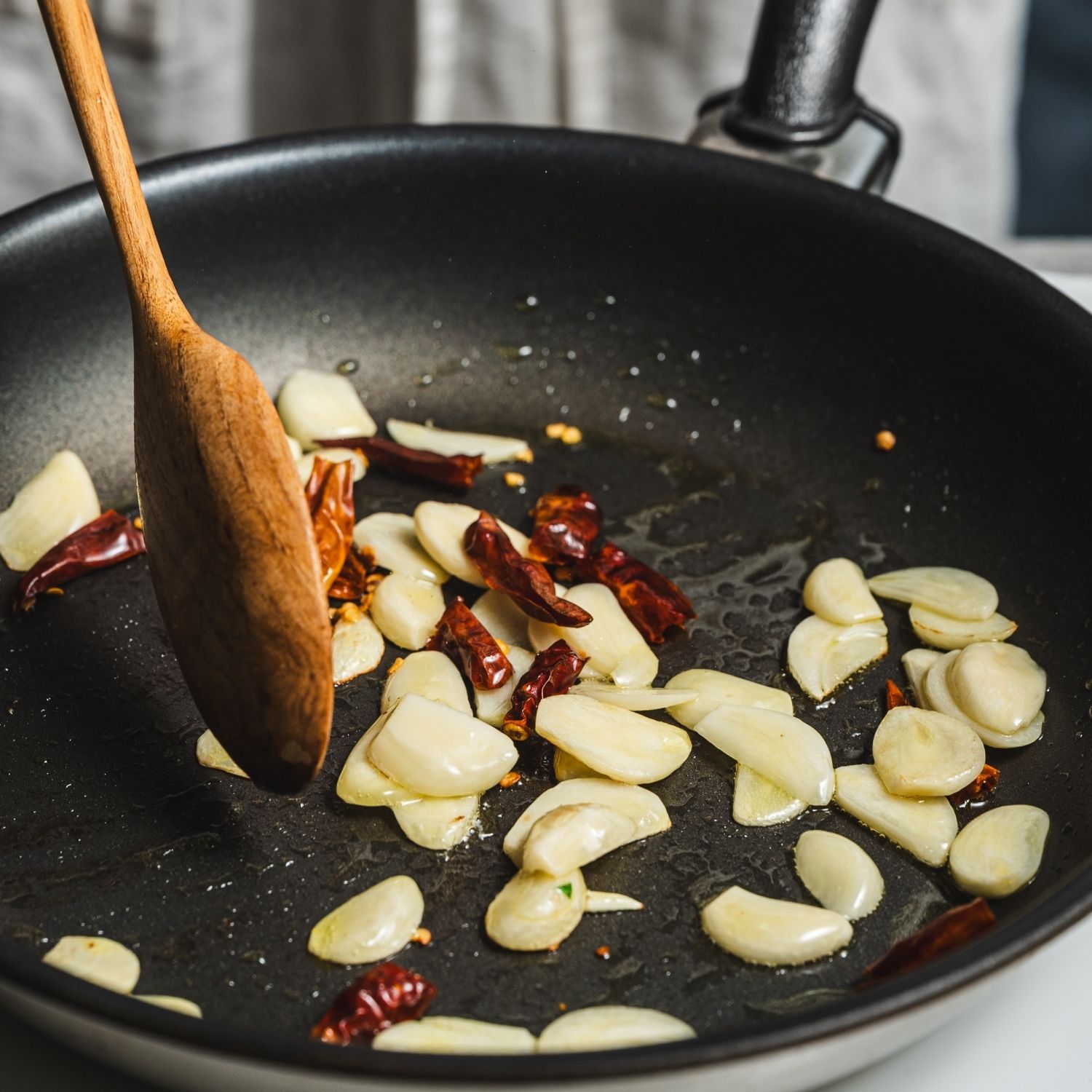 팬에 올리브오일을 두르고 마늘, 페퍼론치노를 약불에서 볶아 향을 내주세요.