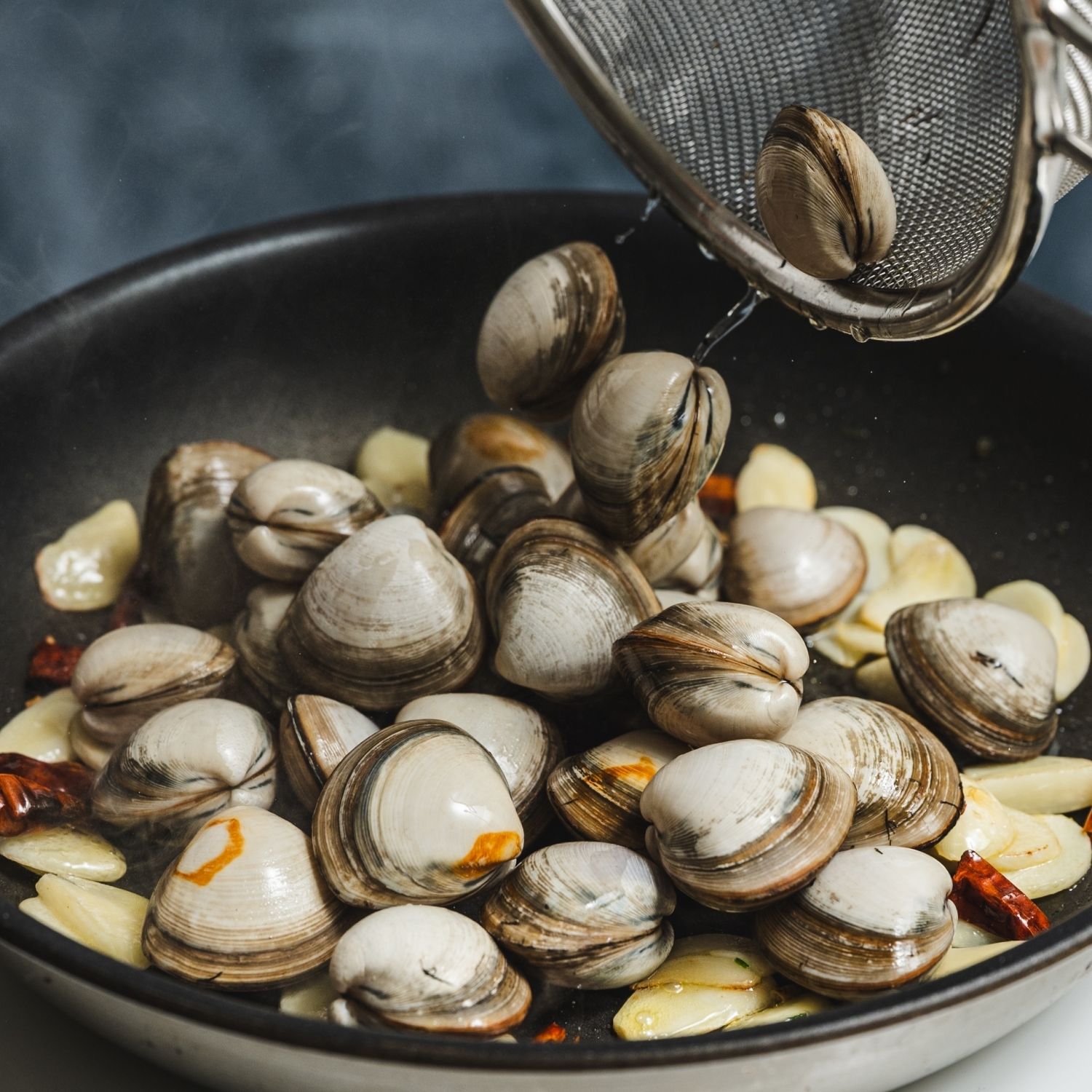 동죽을 넣고 센불에서 볶다가 화이트와인을 넣고 3~4분 뚜껑 덮어 입이 벌어질 때까지 익혀주세요.