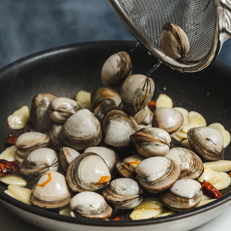 동죽을 넣고 센불에서 볶다가 화이트와인을 넣고 3~4분 뚜껑 덮어 입이 벌어질 때까지 익혀주세요.