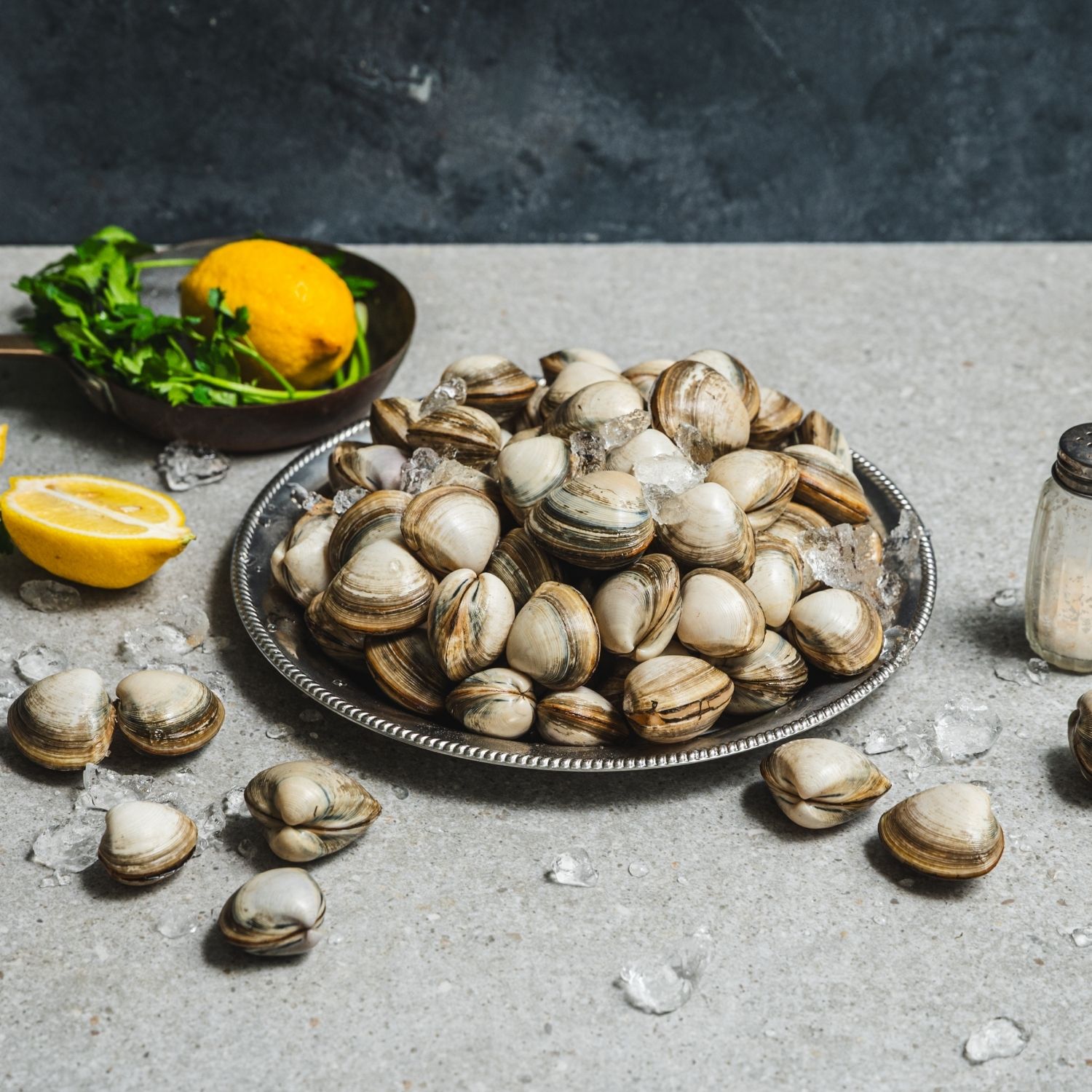 동죽파스타 을 위한 재료 이미지로 동죽(또는 바지락),스파게티 면,마늘,페퍼론치노,화이트와인 등으로 구성 되어있습니다.