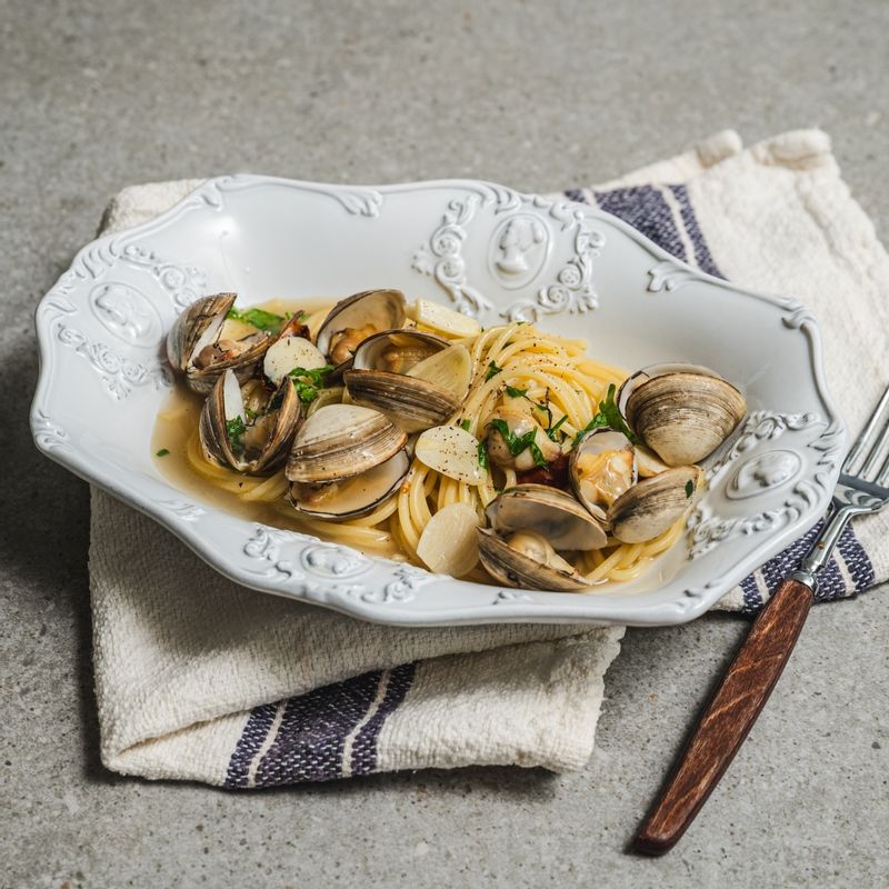 소금, 후춧가루로 간을 맞춘 뒤 다진 파슬리를 뿌려 완성해주세요.