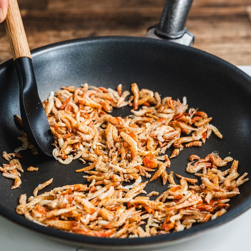 마른 팬에 약불에서 건새우를 2~3분 볶아주세요.