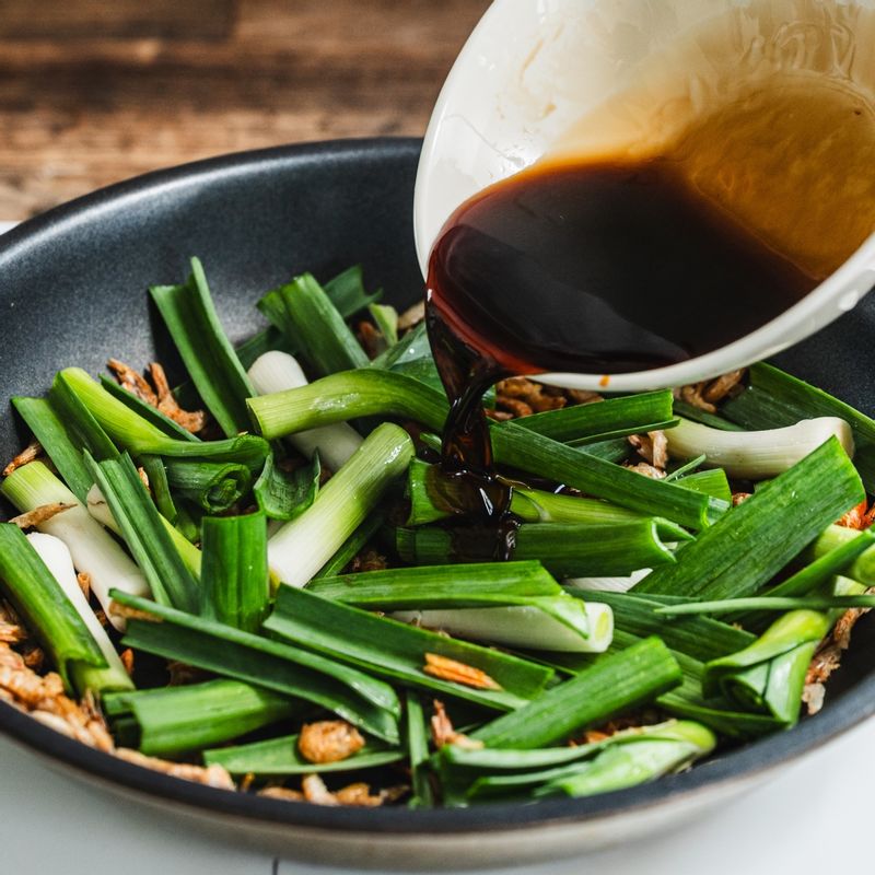 풋마늘 넣고 중불에서 1~2분만 볶아주다가 만들어 둔 양념을 넣고 빠르게 볶아주세요.