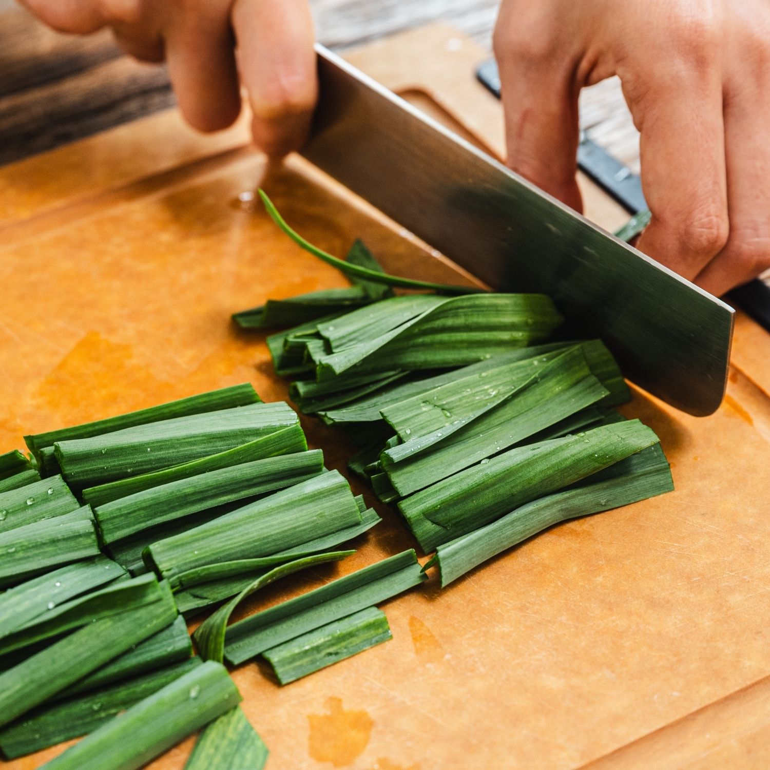 풋마늘은 깨끗이 씻은 후 4–5cm로 먹기 좋게 썰어주세요.