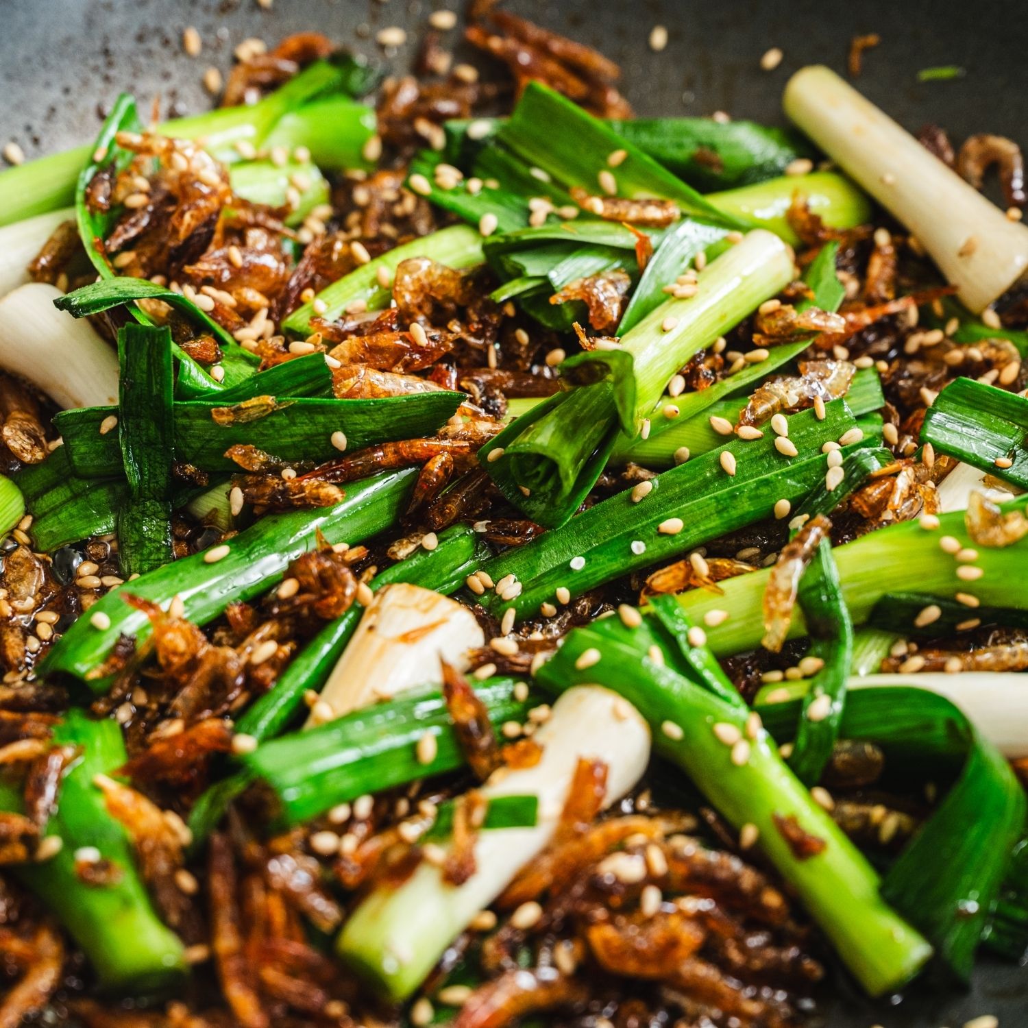 마지막에 참기름과 통깨를 뿌려 완성해주세요.